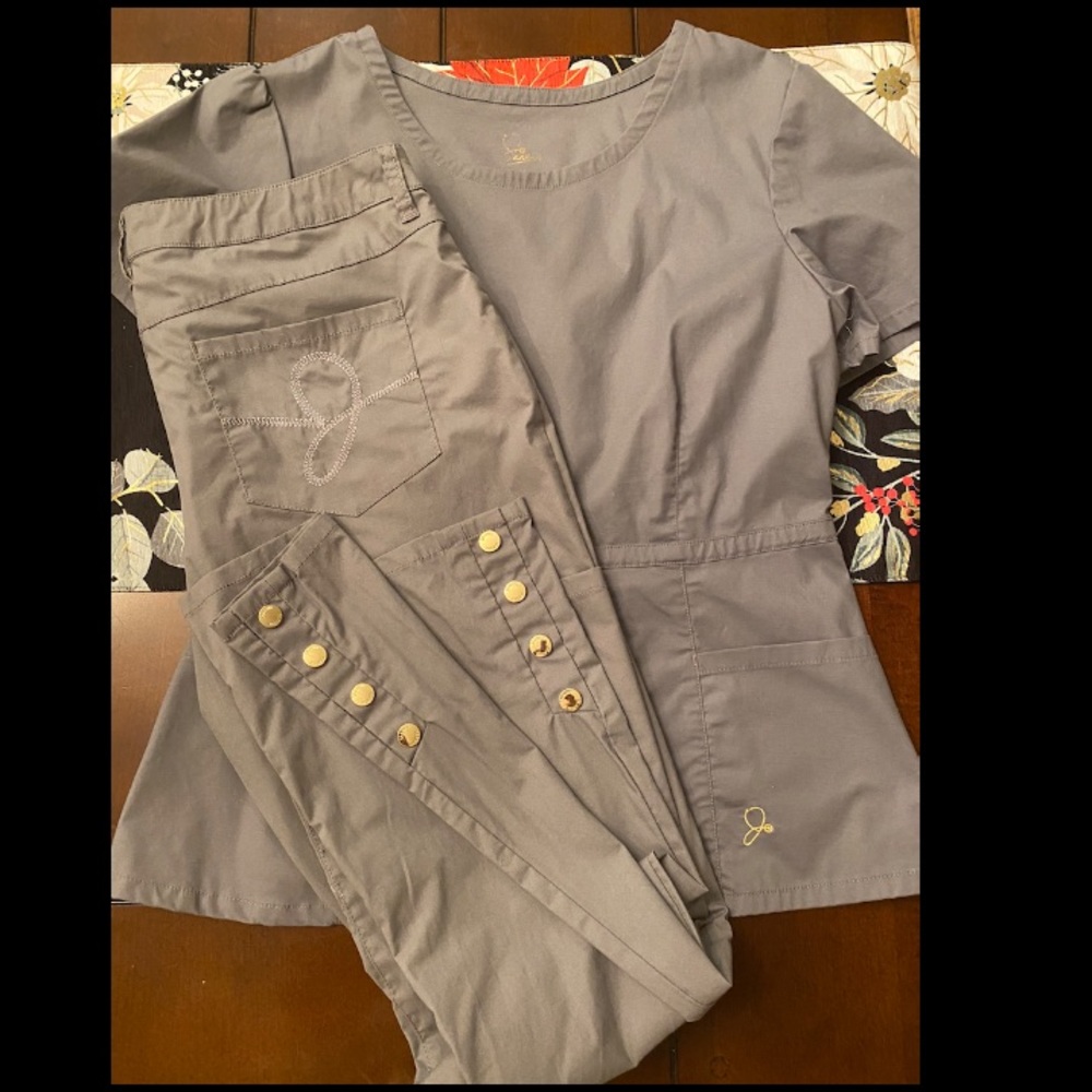 Jaanuu Scrub Set